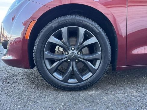 Used 2018 Chrysler Pacifica Touring-L w/ Premium Audio Group image 17