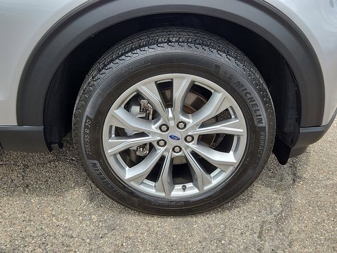 Used 2022 Ford Explorer XLT w/ Equipment Group 202A AWD/4WD image 8