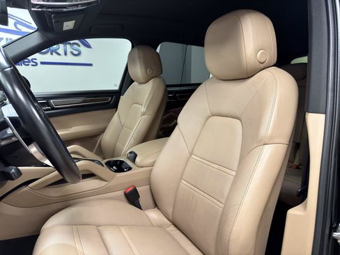 Used 2021 Porsche Cayenne AWD/4WD image 11