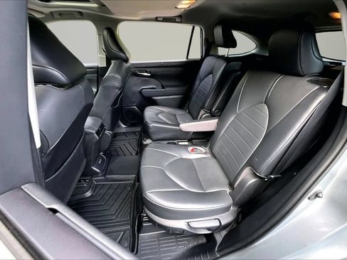 Used 2021 Toyota Highlander XLE FWD image 21