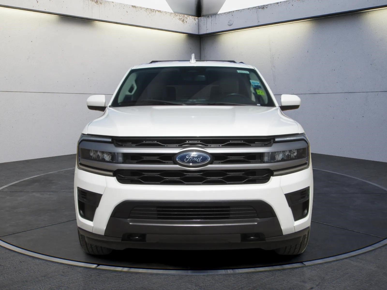Used 2022 Ford Expedition XLT AWD/4WD image 3