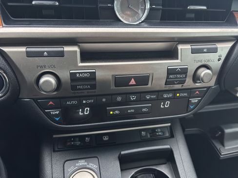 Used 2013 Lexus ES 300h w/ Luxury Pkg FWD image 14