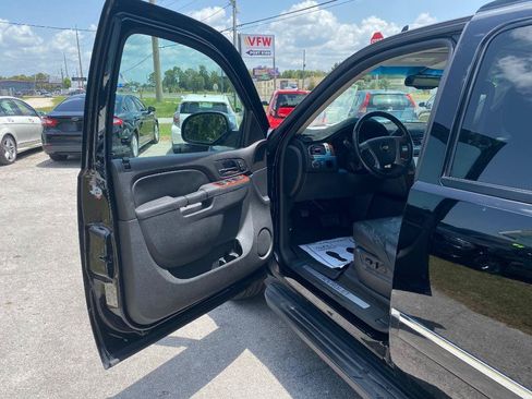 Used 2013 Chevrolet Suburban LTZ RWD image 13