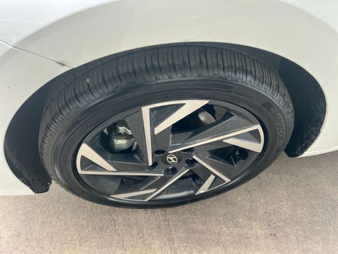 Used 2025 Hyundai Elantra Limited image 30