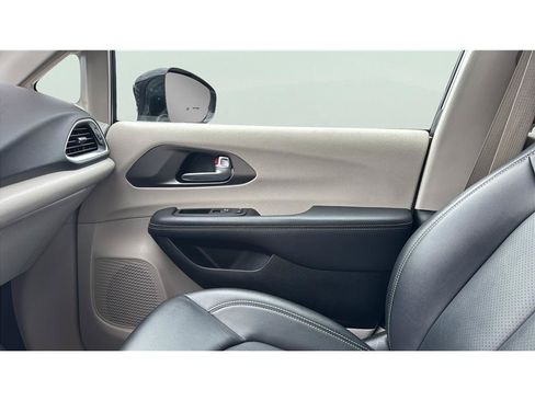 Used 2024 Chrysler Pacifica Touring-L FWD image 31