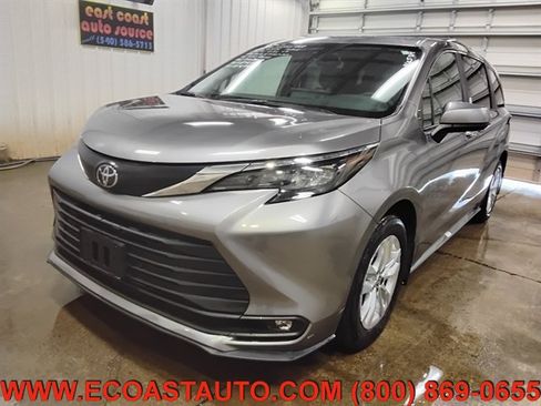 Used 2026 Toyota Sienna XLE AWD/4WD image 4