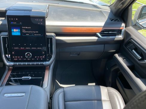 Used 2025 GMC Yukon XL Denali AWD/4WD image 9