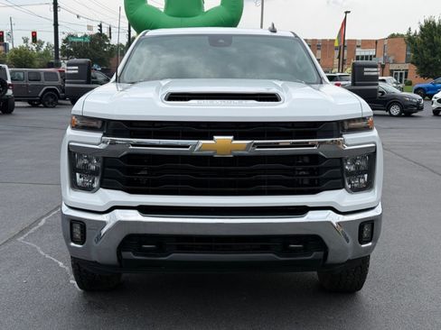 Used 2024 Chevrolet Silverado 2500 LT AWD/4WD image 3