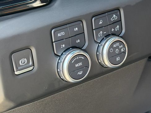 Used 2022 GMC Sierra 1500 AT4 w/ Technology Package AWD/4WD image 70