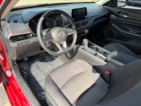 Used 2024 Nissan Altima 2.5 SV FWD image 12