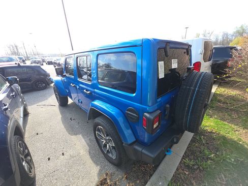 Used 2024 Jeep Wrangler Unlimited w/ Convenience Group AWD/4WD image 8