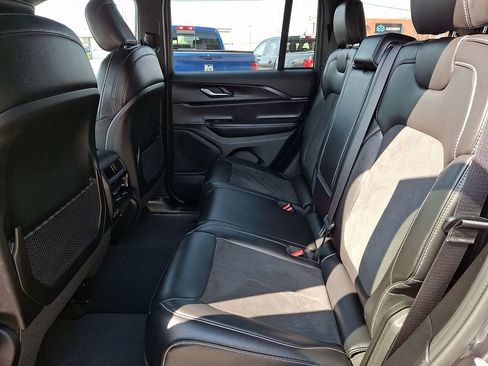 Used 2025 Jeep Grand Cherokee Altitude image 13