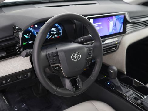 Used 2025 Toyota Camry XLE image 21