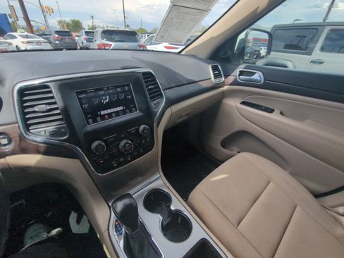 Used 2018 Jeep Grand Cherokee Laredo AWD/4WD image 25
