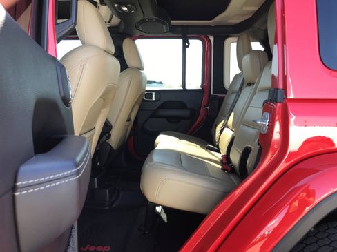 Used 2018 Jeep Wrangler Unlimited Sahara image 14