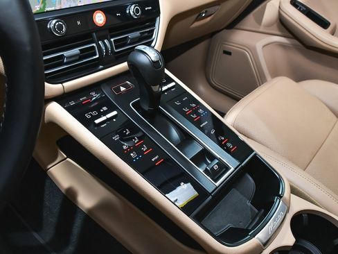 Used 2025 Porsche Macan image 39