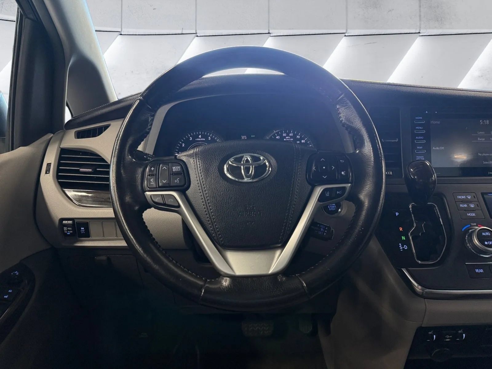 Used 2019 Toyota Sienna XLE FWD image 18