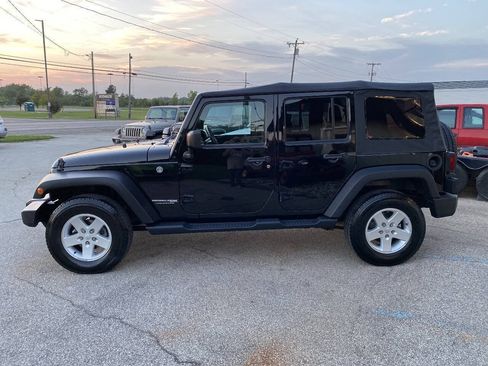 Used 2018 Jeep Wrangler Unlimited Sport S AWD/4WD image 3