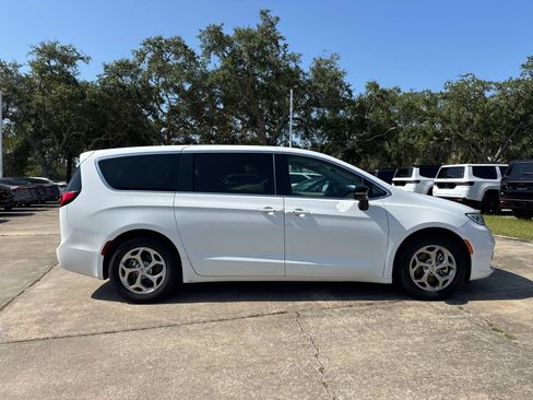Certified 2024 Chrysler Pacifica Limited FWD image 2