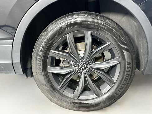 Used 2024 Volkswagen Tiguan SE image 11