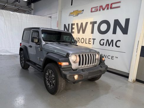 Used 2018 Jeep Wrangler Sport AWD/4WD image 2