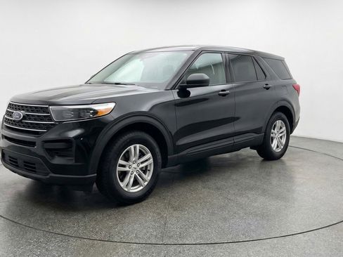 Used 2024 Ford Explorer XLT w/ Equipment Group 202A RWD image 3