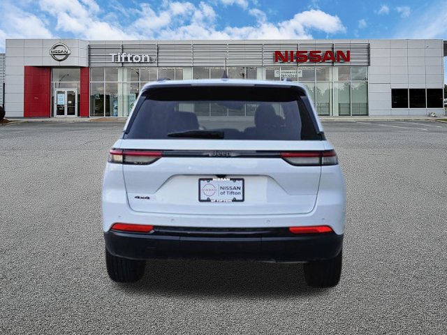 Used 2025 Jeep Grand Cherokee Altitude AWD/4WD image 5