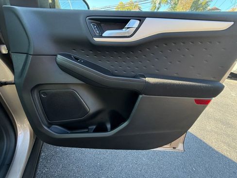 Used 2020 Ford Escape SE image 19