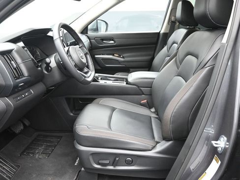 Used 2025 Nissan Pathfinder SL image 21