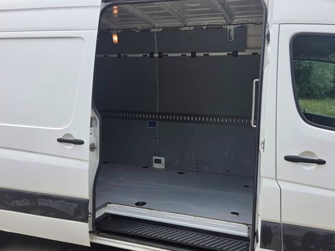 Used 2014 Freightliner Sprinter 2500 RWD image 28