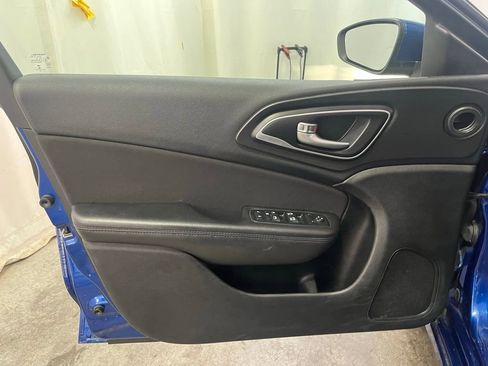 Used 2015 Chrysler 200 Limited w/ Convenience Group FWD image 9