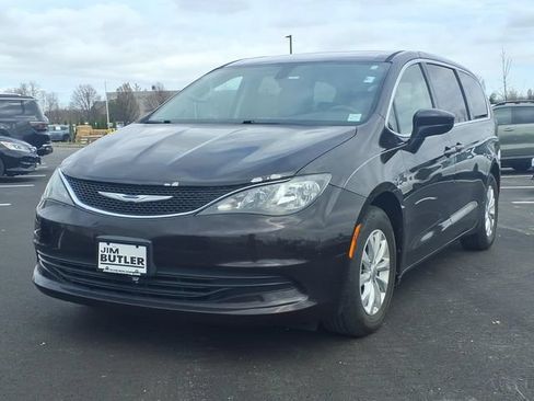 Used 2017 Chrysler Pacifica Touring w/ Tire & Wheel Group FWD image 2