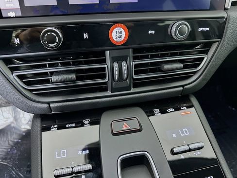 Used 2025 Porsche Macan image 18