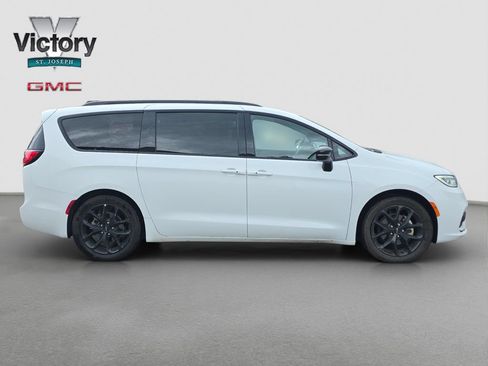 Used 2025 Chrysler Pacifica Limited FWD image 19
