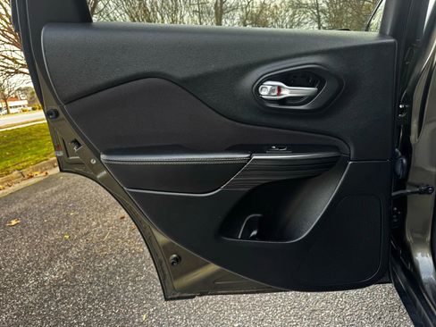 Used 2015 Jeep Cherokee Latitude w/ Comfort/Convenience Group image 10