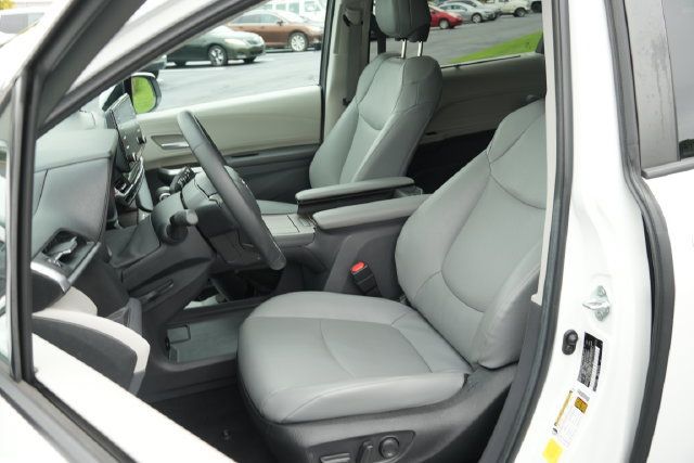 Used 2024 Toyota Sienna XLE FWD image 26