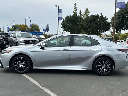 Used 2023 Toyota Camry SE image 5