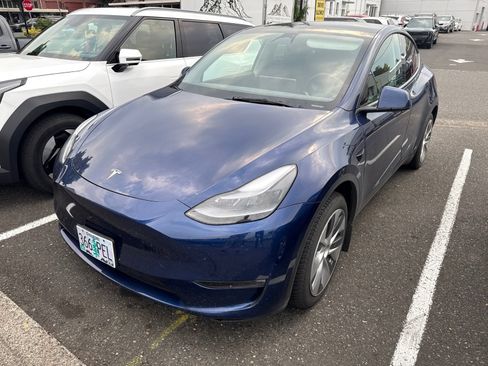 Used 2023 Tesla Model Y Long Range AWD/4WD image 1