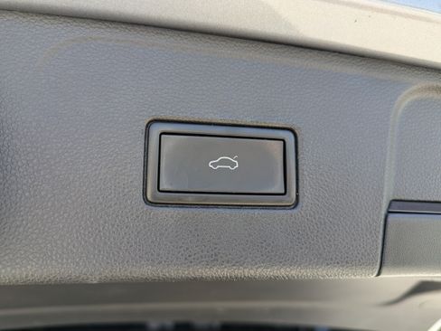 Used 2022 Volkswagen Atlas SE FWD image 12