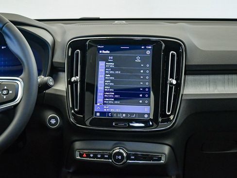 Certified 2025 Volvo XC40 B5 Ultra w/ Climate Package image 14