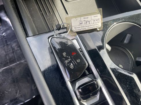 Used 2025 Volkswagen Atlas Cross Sport SE image 21