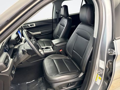 Used 2024 Ford Explorer XLT w/ Equipment Group 202A AWD/4WD image 11
