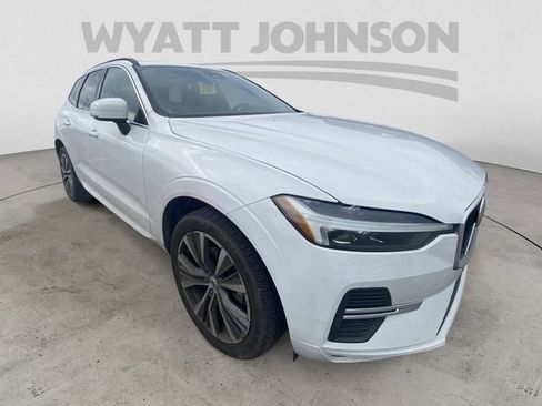 Used 2022 Volvo XC60 B5 Momentum w/ Protection Package Premier FWD image 12