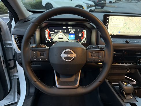 Used 2025 Nissan Rogue SL image 24