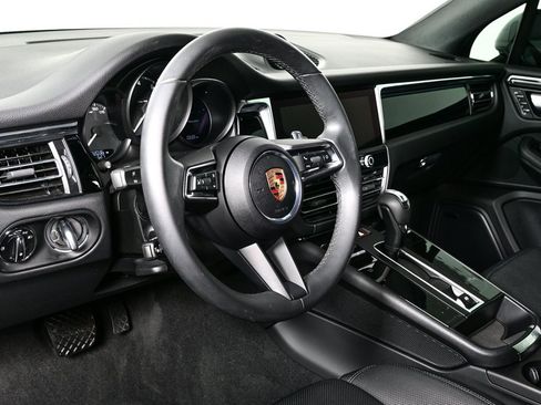Certified 2025 Porsche Macan image 4