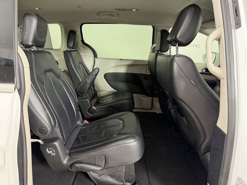 Used 2022 Chrysler Pacifica Touring-L FWD image 16
