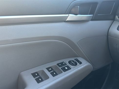Used 2020 Hyundai Elantra SEL image 17