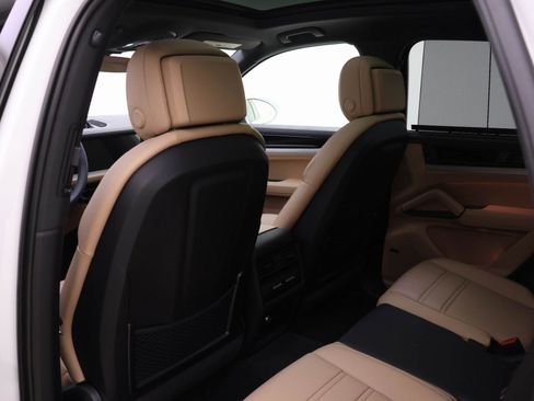 Used 2025 Porsche Cayenne AWD/4WD image 16