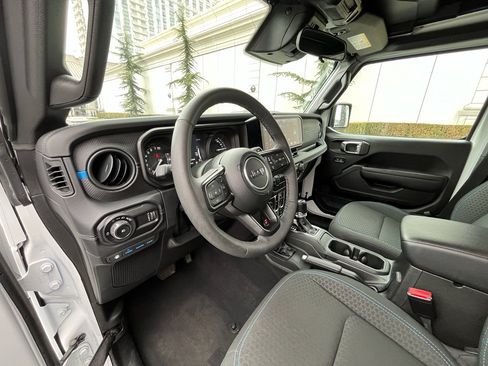 Used 2025 Jeep Wrangler Unlimited Rubicon 4xe w/ Convenience Group image 16