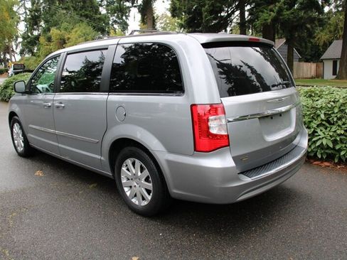 Used 2014 Chrysler Town & Country Touring image 4